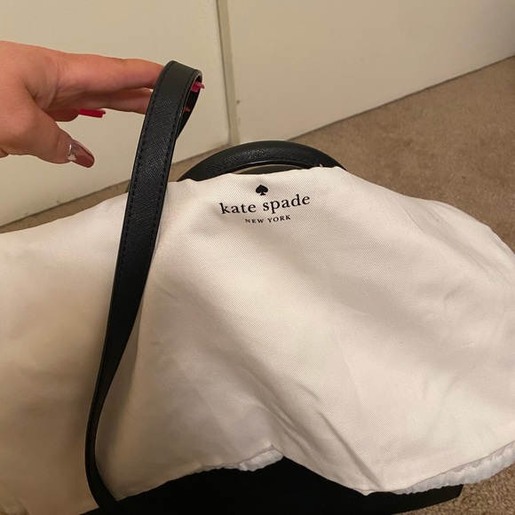 NWOT Kate spade handbag with wallet, dust bag and strap - Picture 4 of 4
